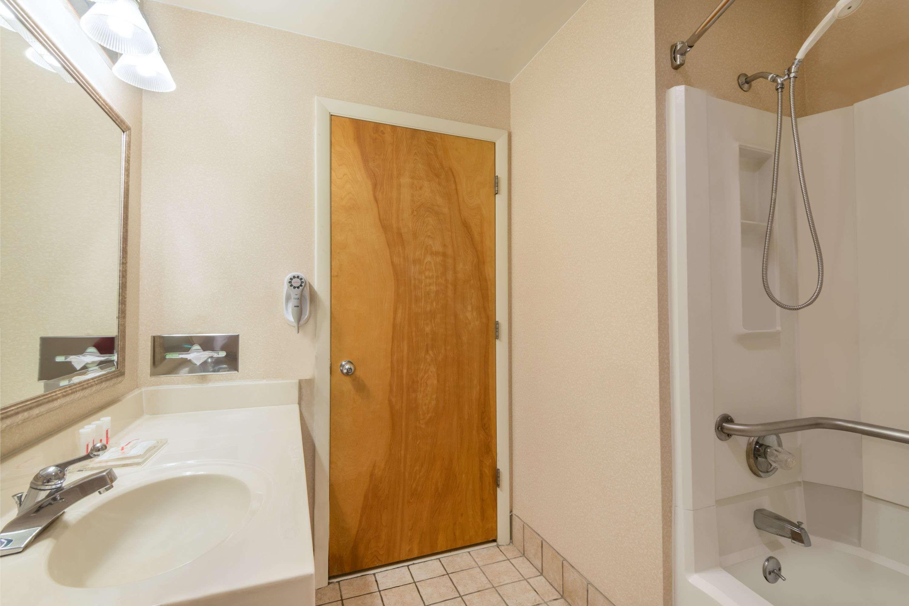 Ramada By Wyndham Columbus North Hotel Westerville Exterior photo