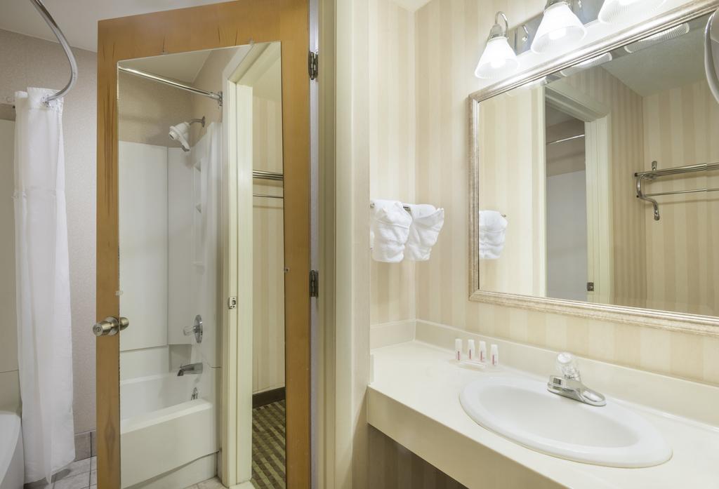 Ramada By Wyndham Columbus North Hotel Westerville Exterior photo